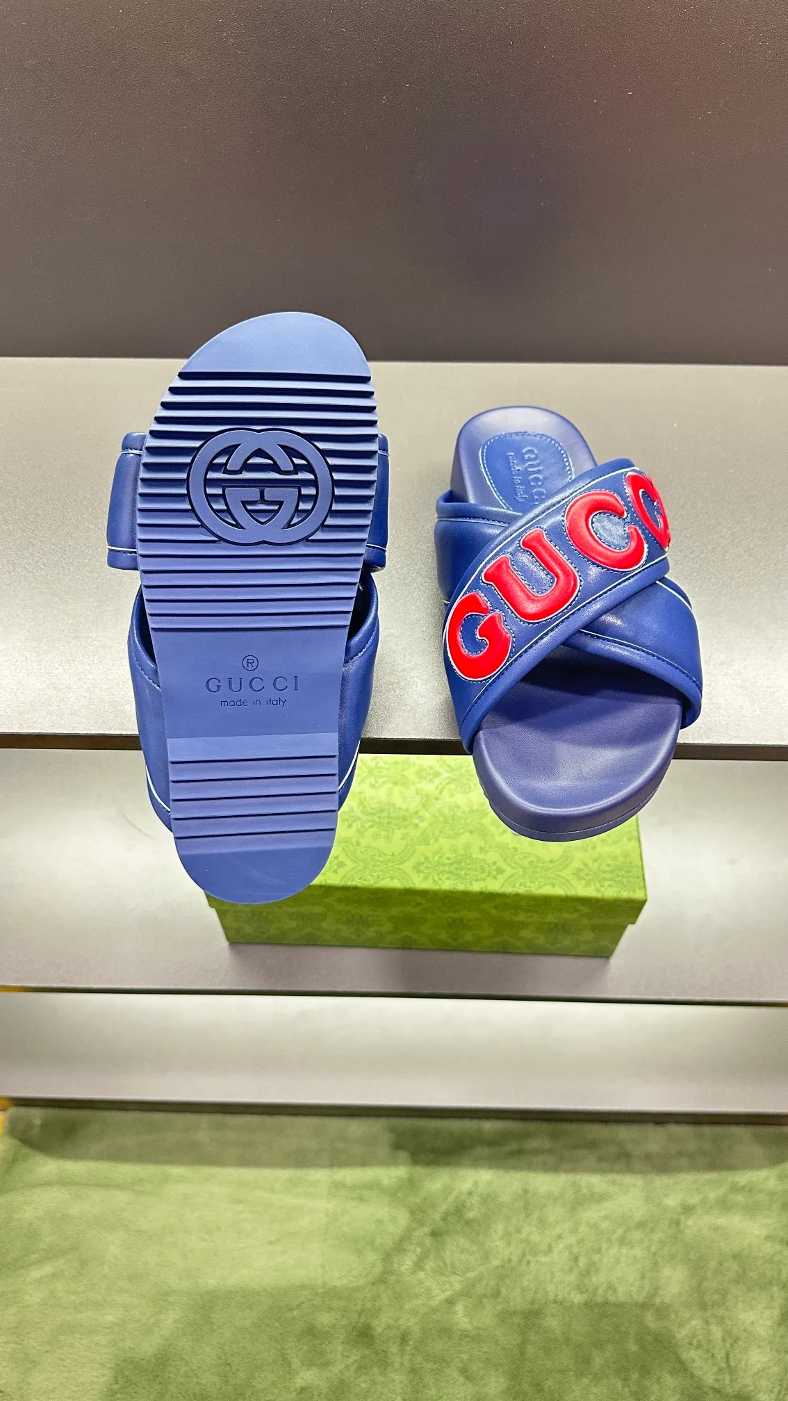 [G Family Couple Style] P: 320💰Female size 36~40 Men's size 39~45, (46. Custom-made GG slippers for men and women. This slipper is made of GG polyester fiber and is decorated with a Gucci label on the front, which adds a striking logo feel to the style. Beige GG recycled polyester fiber, same size for men and women, leather trim